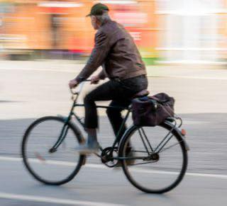 Un jubilado fue agredido  y amenazado mientras  circulaba en su bicicleta