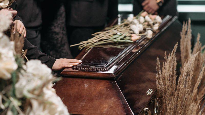 Del cine a la realidad: un joven tucumano interrumpió su propio velorio