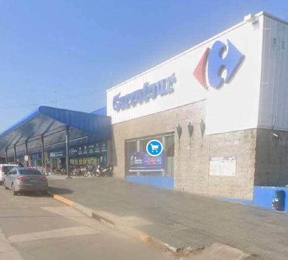 Una mujer atacó a empleados  de Carrefour y fue aprehendida
