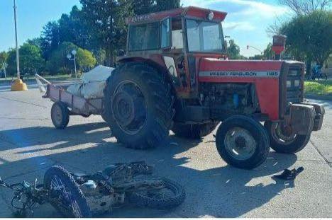 Insólito accidente en Acevedo: chocaron  un tractor y una moto