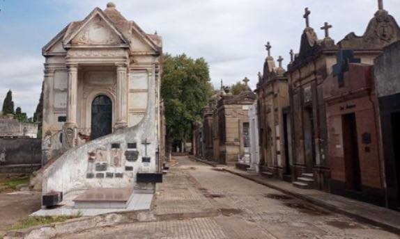 Una joven mujer habría intentado  matarse frente a la tumba de sus  abuelos en el Cementerio Municipal