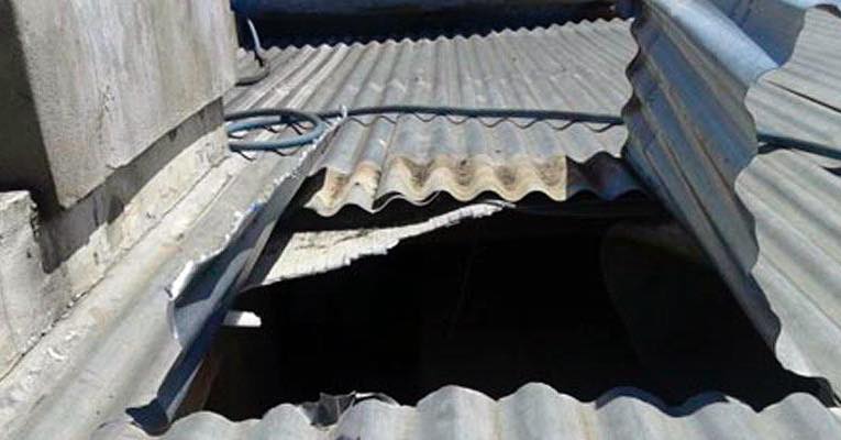 Dos sujetos estaban robando chapas del techo de una  vivienda y uno fue detenido