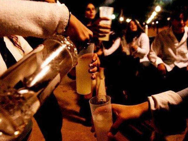 Dos jóvenes fueron aprehendidos tras agredir a personal policial