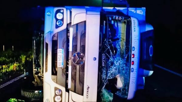 Volcó un camión cargado  con papas a pocos kilómetros  de Pergamino y en la ruta 8