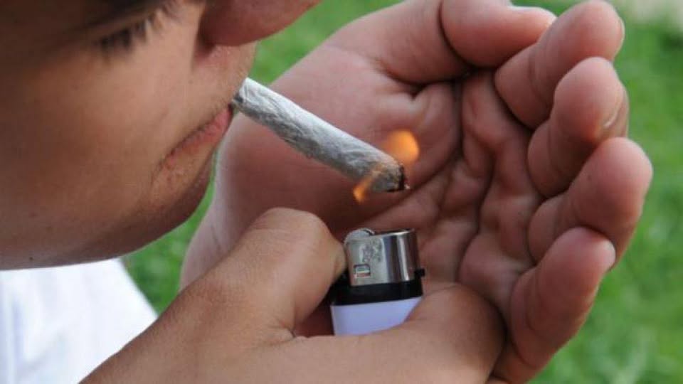 Un jovencito fue interceptado  con marihuana y lo demoraron