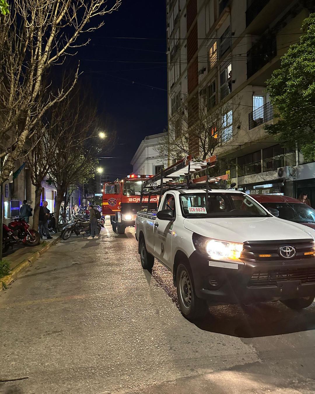 Incendio en el Conservatorio de Música: trabajan los Bomberos Voluntarios y la Celp