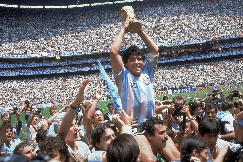 Dolor en el fútbol: falleció Roberto, el hombre que alzó a Maradona en México ??86