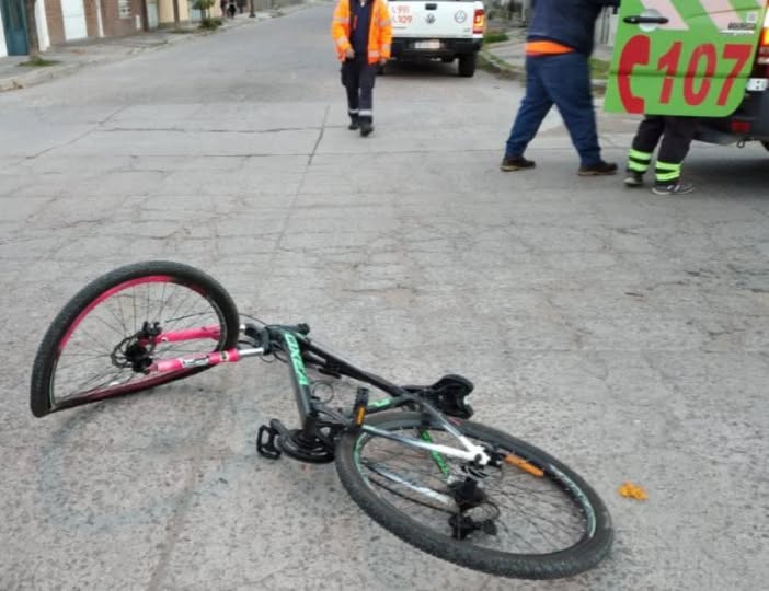 Una ciclista fue embestida  por una camioneta y el  conductor se dio a la fuga