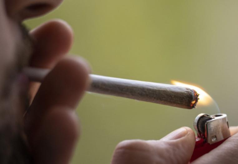 Aprehendieron a un joven  con marihuana y cocaína  durante un control policial