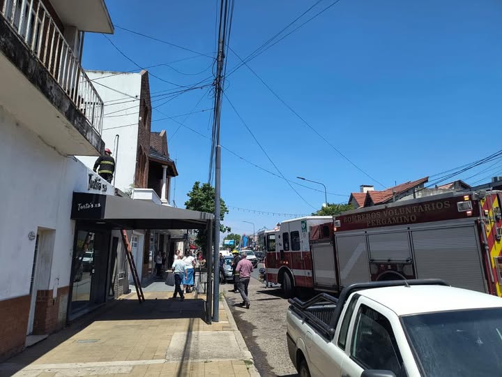 Vecinos y Bomberos evitaron que un incendio en Juan B. Justo se propagara a viviendas linderas