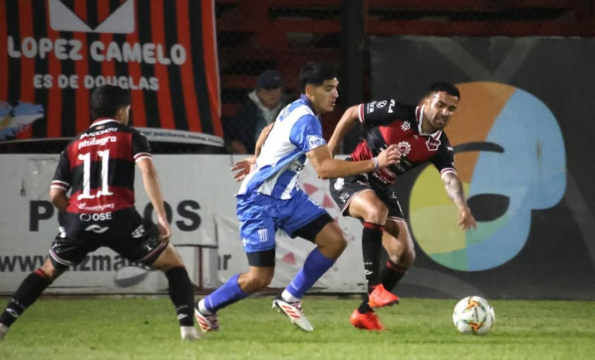 En caso de pasar de ronda,  Douglas estará a 5 partidos  del ascenso a la B Nacional