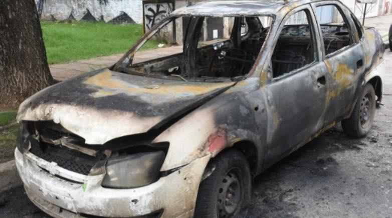 Incendiaron un auto que estaba  estacionado desde septiembre