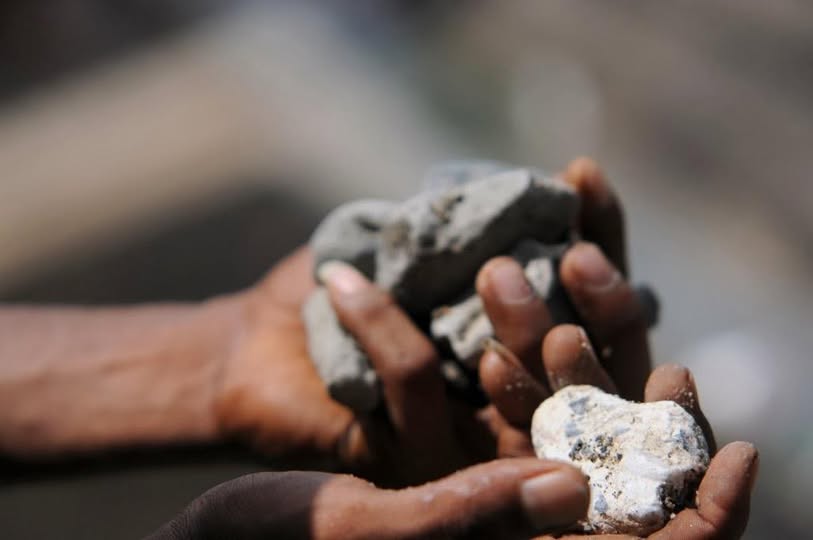 Dañan el vidrio de una  casa y quedan filmados