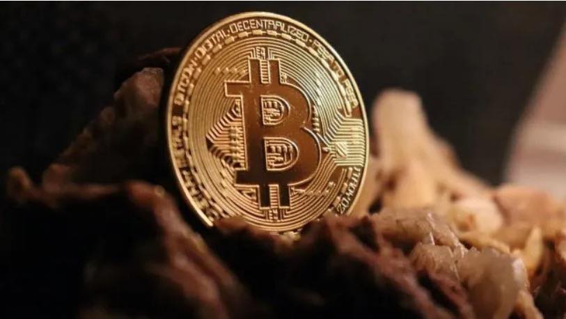Bitcoin se sostiene arriba de  los u$s90.000, pero acumula  una baja del 30% desde su récord