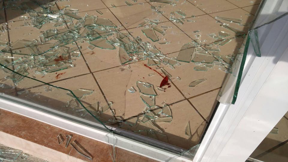 Rompió la vidriera de un  local y escapó con cervezas