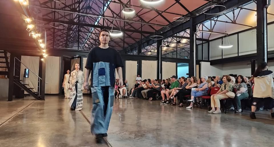 Estudiantes de Diseño de Indumentaria y Textil realizaron un desfile de cierre de cursada