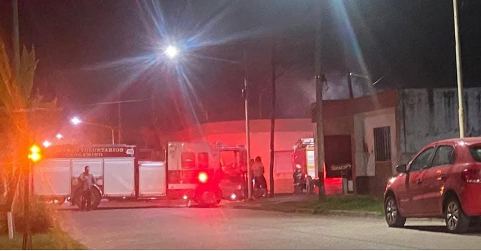 Noche de susto en el Martín Illia: Dos dotaciones frenaron un incendio en una vivienda