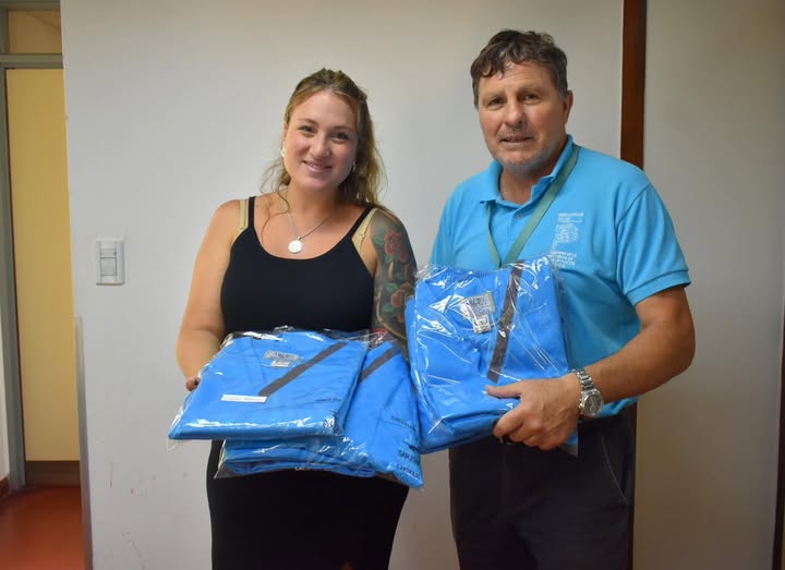 Entrega de uniformes  al personal en el Hospital
