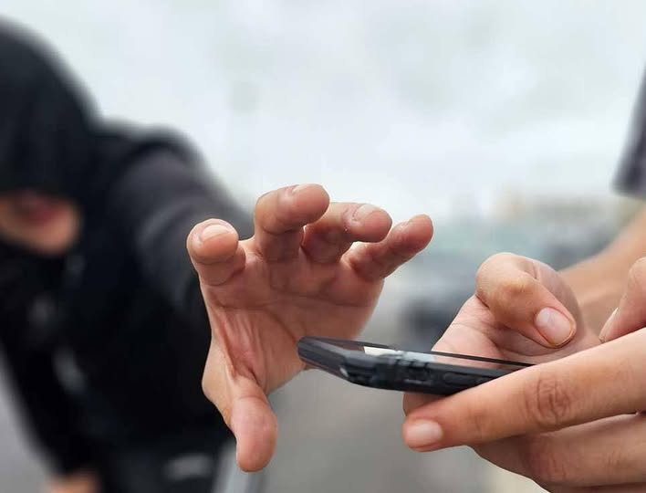 Robo en la madrugada: dos  menores fueron amenazados  y despojados de sus teléfonos