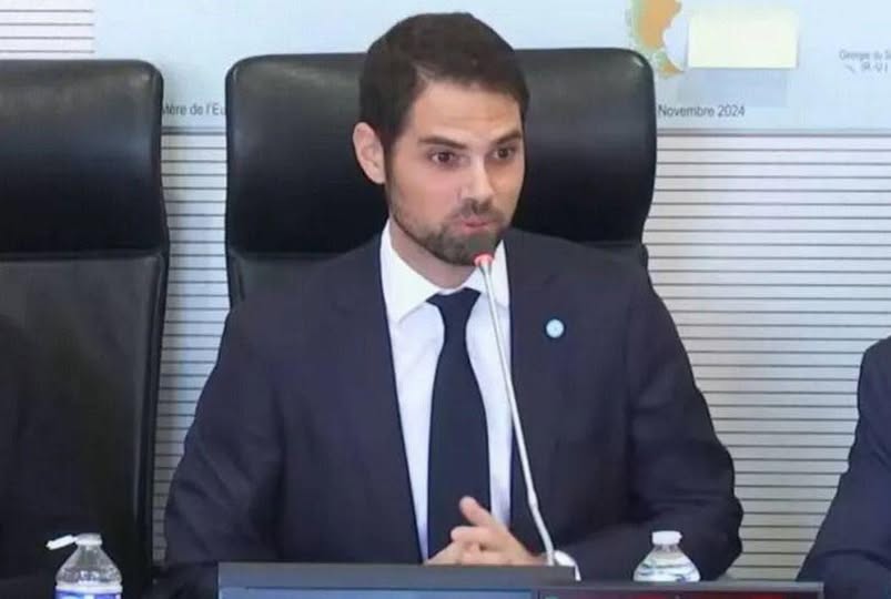 Ian Sielecki frenó su discurso al notar  que tenía detrás un mapa en donde las  Islas Malvinas figuraban como británicas