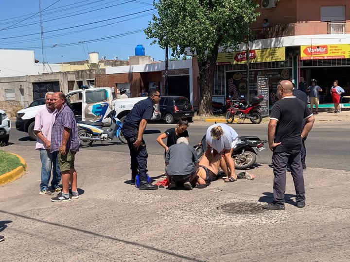 Una mujer debió ser trasladada  al Hospital luego del choque  entre una moto y un camión