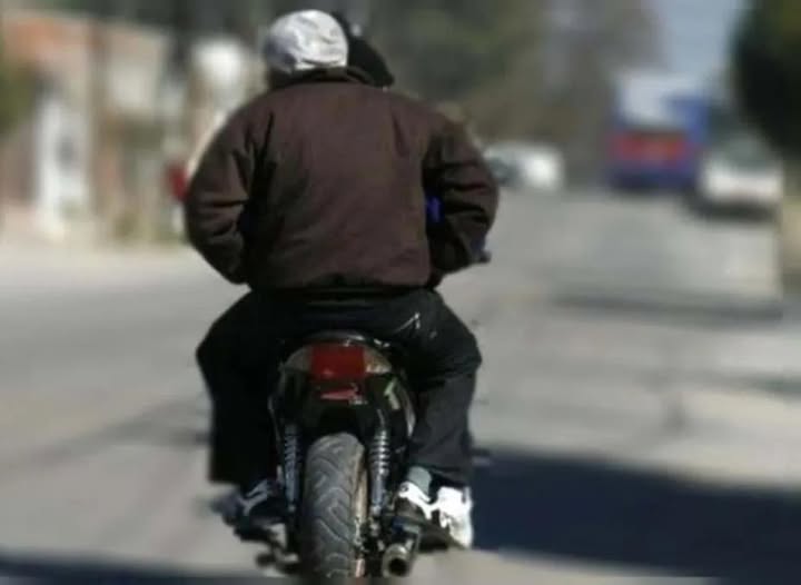 Motochorros le robaron la  moto cuando iba a trabajar