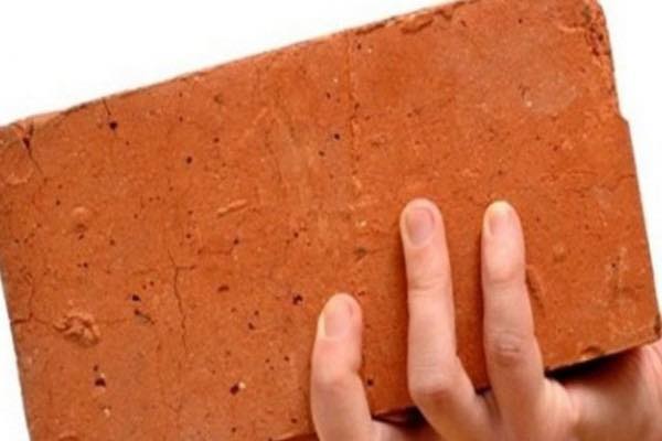 Un ladrillazo en la cabeza  lo dejó inconsciente: grave  ataque en calle Antonio Gómez