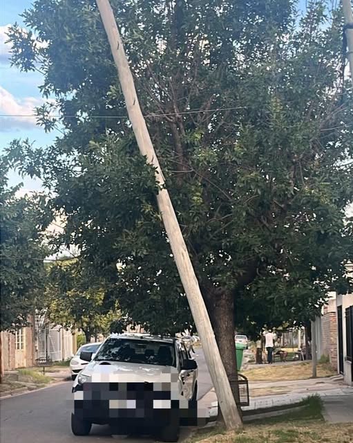 Vecinos alertan por un poste en mal estado y reclaman una solución