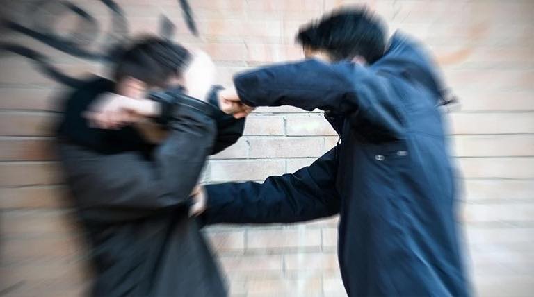 Una pelea callejera al amanecer  terminó con heridos y un disparo  no letal que alcanzó a una testigo