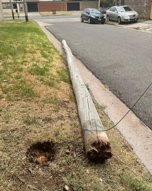 De milagro no fue tragedia: cayó un poste y los vecinos siguen sin respuestas