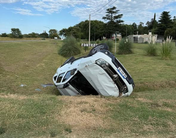 Volcó una Renault Duster en la  bajada del Puente de Fontezuela  y una mujer fue hospitalizada