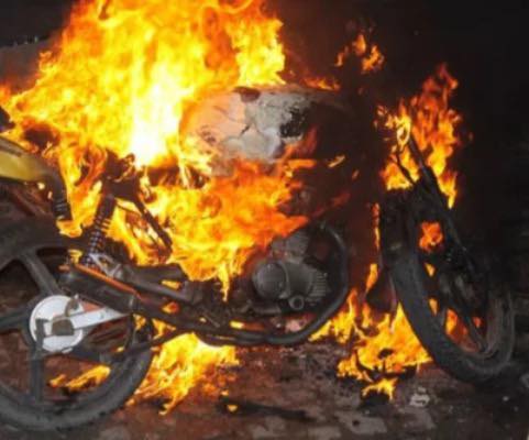 Incendian una moto y atacan  a piedrazos una vivienda