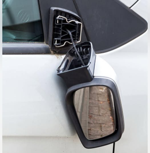 Ataque a una remisera: la siguieron en motos y le rompieron el retrovisor