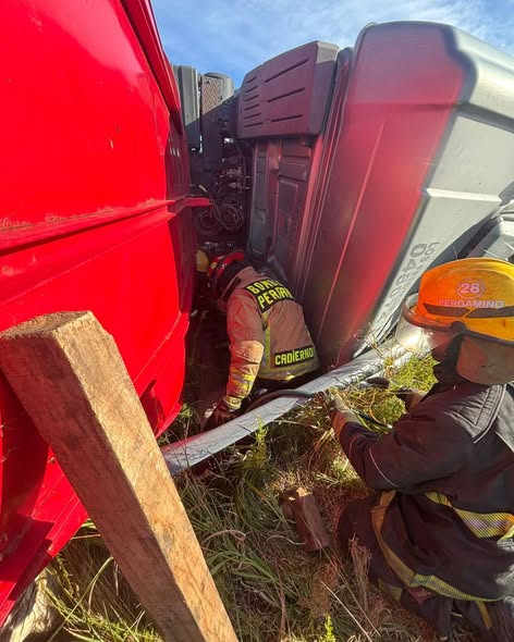 Trágico vuelco en la autopista de la Ruta 8: murió el conductor de un camión