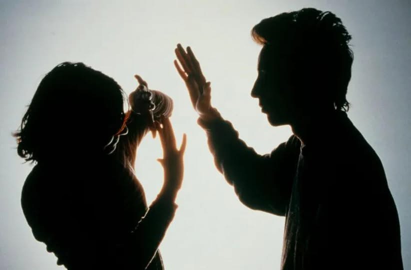 Le detuvieron luego de  atacar con un cuchillo y  a los golpes a su mujer