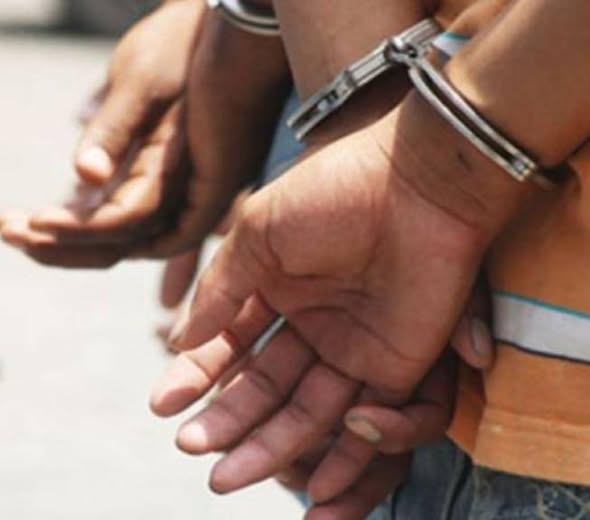 Escándalo a la madrugada: agresión a inspectores, disparo disuasivo y detenidos