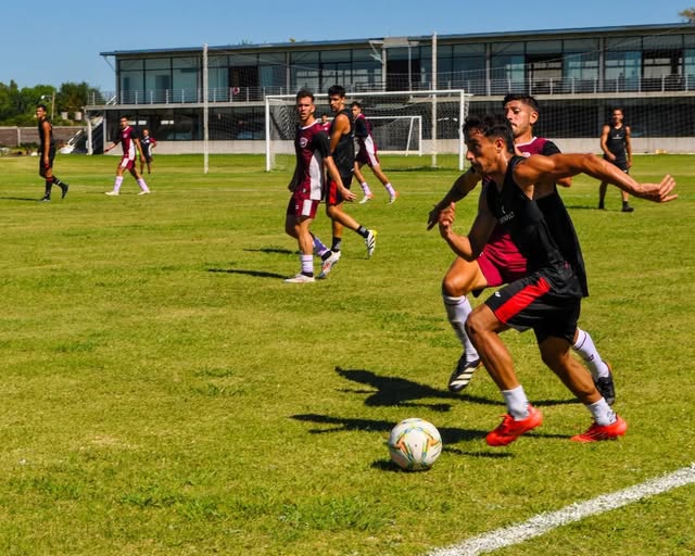 Douglas probó variantes y dejó buenas sensaciones en San Nicolás