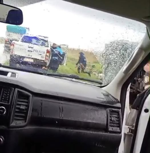 Filmaron a policías guardándose bebidas de un camión que volcó en la Ruta 188