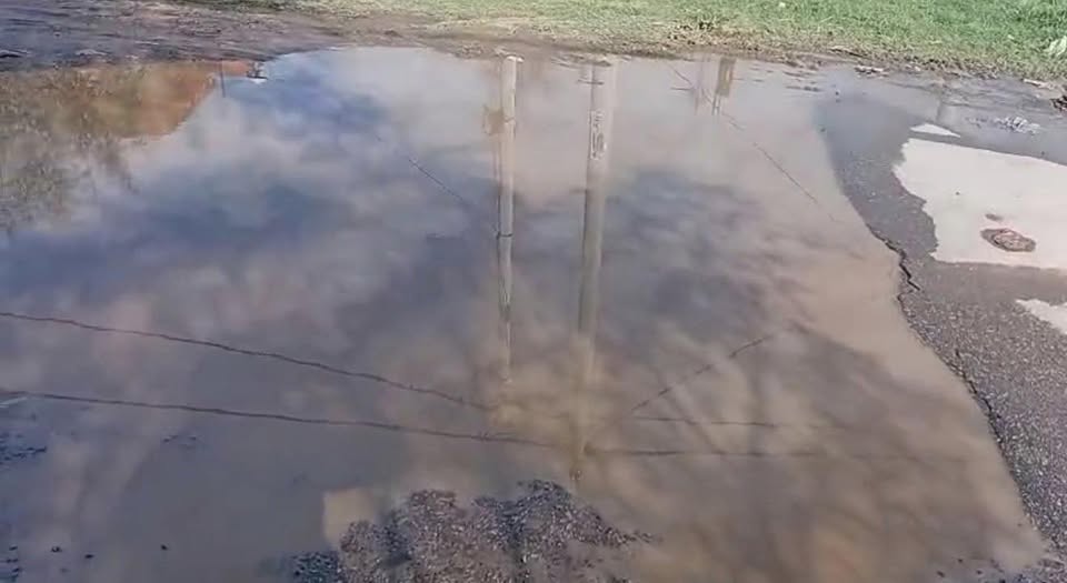 Reclamo vecinal en Jorge Newbery: caño roto, basural y obras pendientes