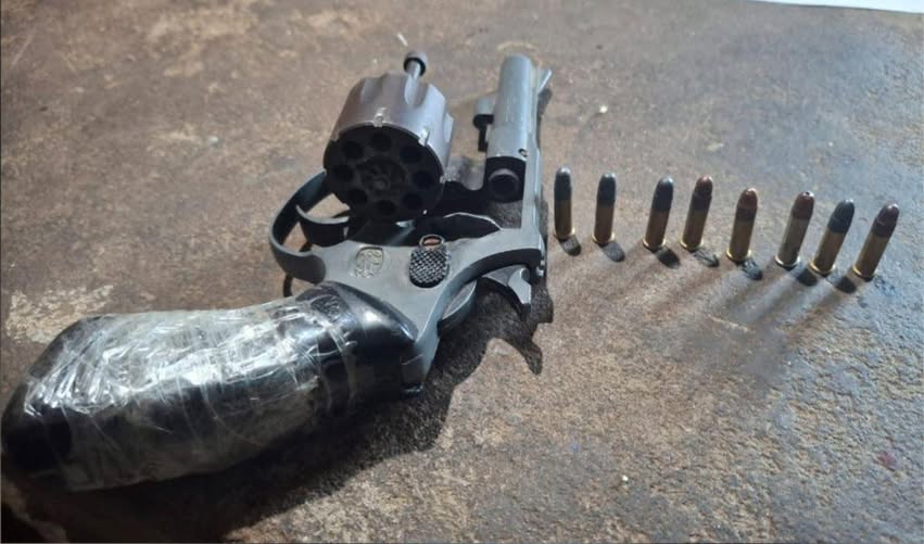 Secuestran un revólver con ocho balas en un allanamiento por amenazas y disparos