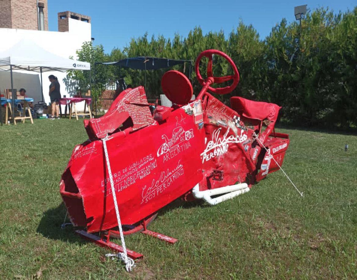 Color, creatividad y pasión: el 'Colo' Orlando expuso sus 50 cascos temáticos en barrio Centenario