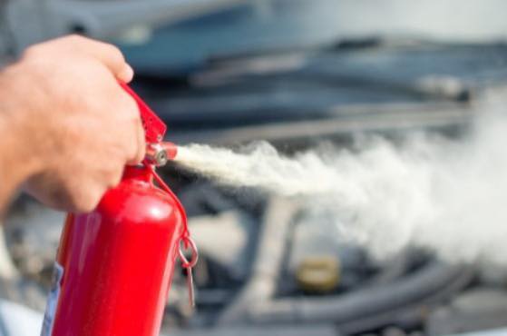 Un vecino apagó con un matafuegos el incendio de su camioneta