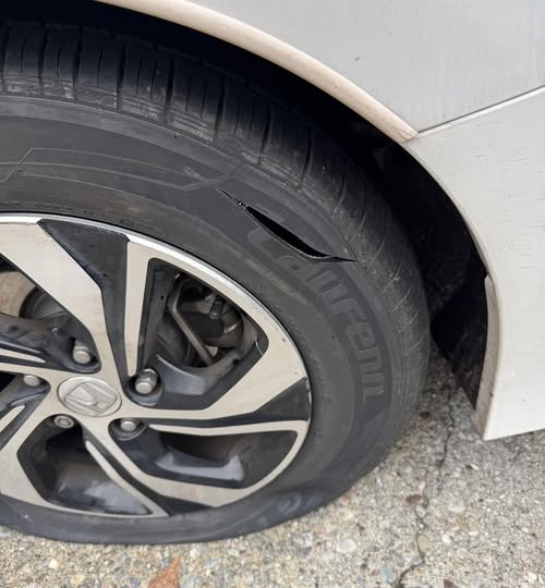 Le destrozaron las ruedas del auto y sospecha de su ex en medio de un divorcio explosivo