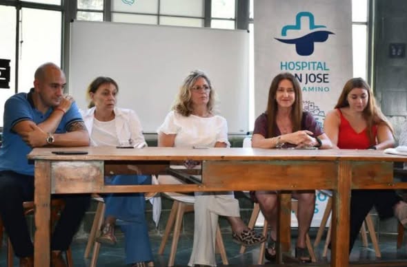 Entrega de guardapolvos a residentes del Hospital San José