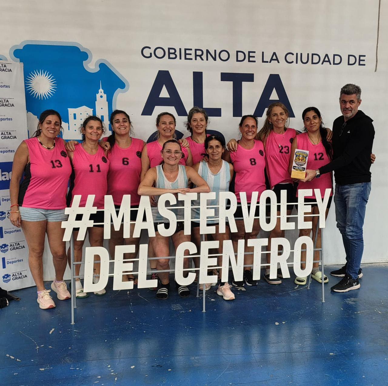 La 'Pituneta' presente en el Master Voley del Centro 
