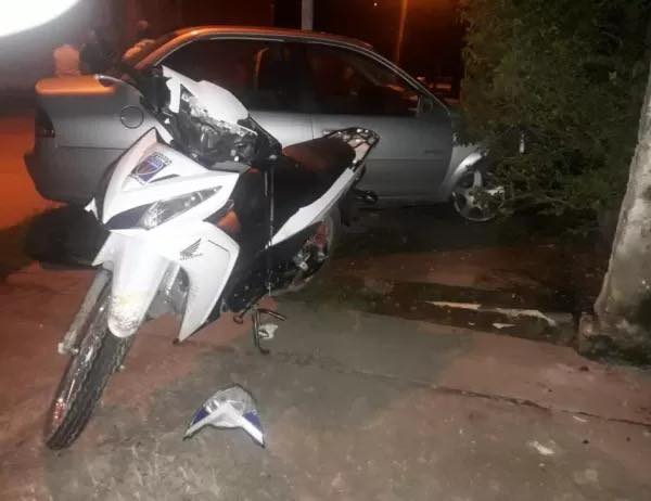 Daños y lesiones tras un ataque grupal a una motociclista 