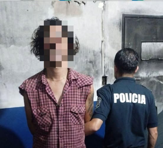 Aprehendido por agredir a su pareja en la vía pública