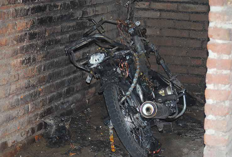 Drama y desesperación: rescatan a dos personas de un incendio feroz