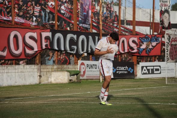 Douglas golpeó en los momentos justos, ganó un partidazo y se subió a la cima con puntaje ideal