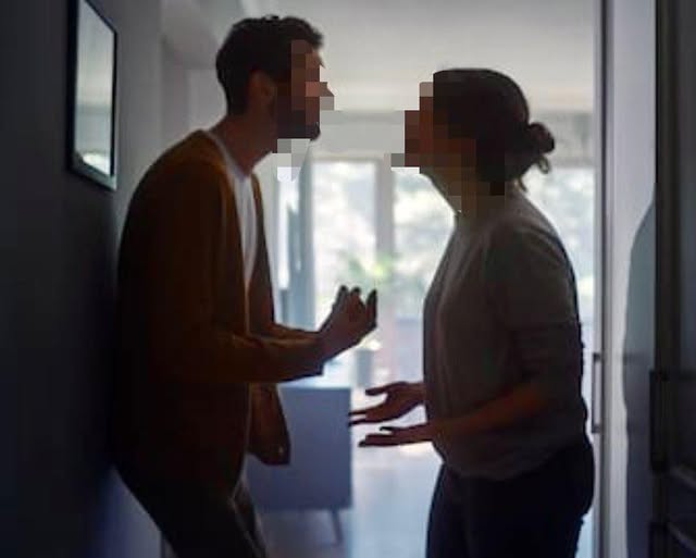 Brutal discusión: golpeó a su novia y escapó con su celular